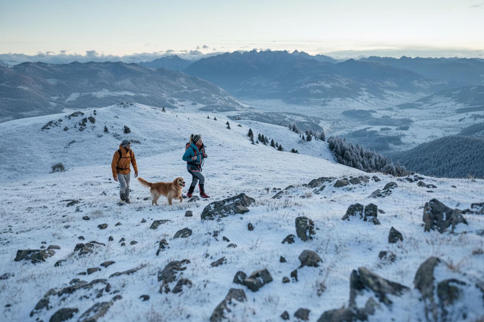 2 amici che fanno un'escursione in montagna
