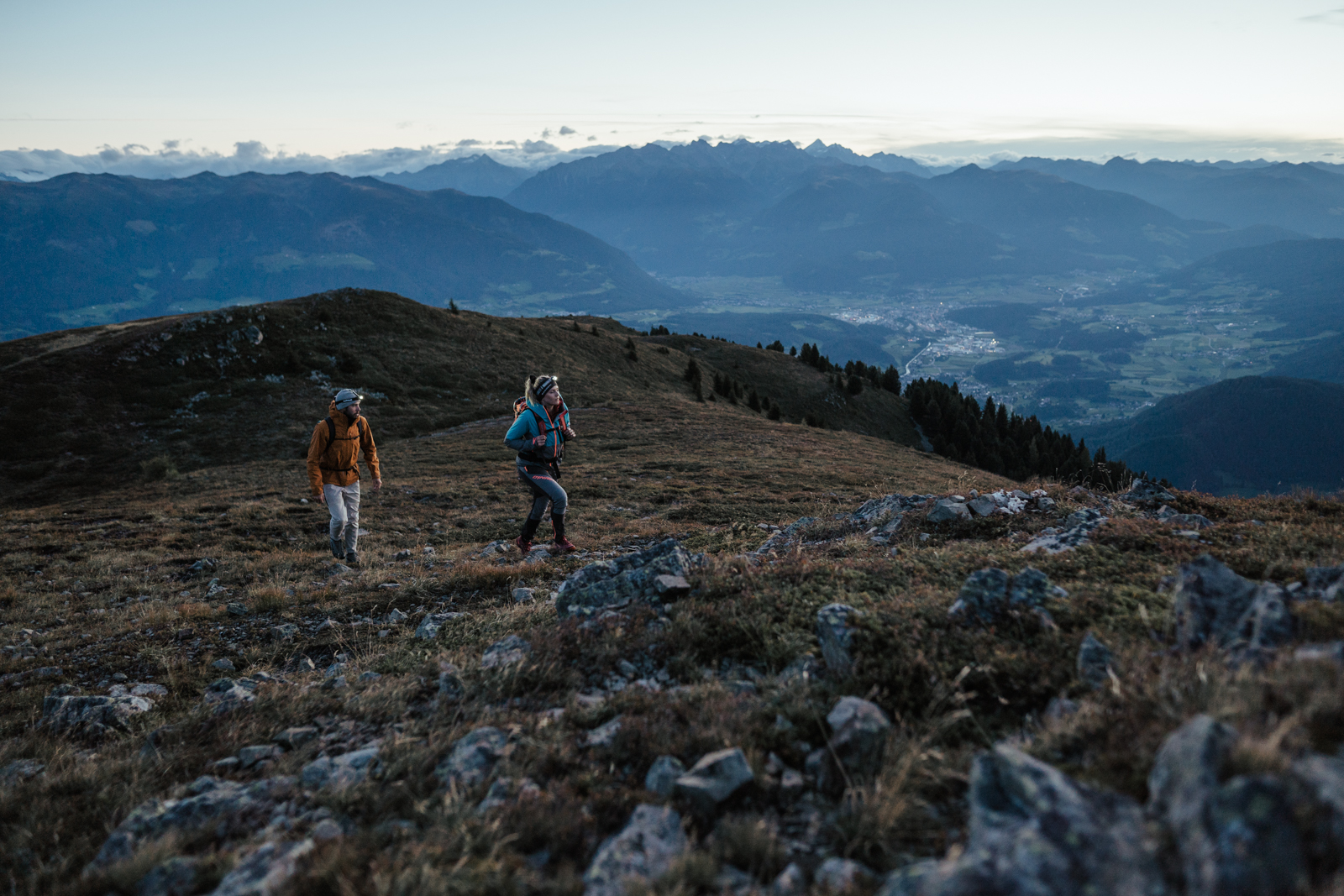2 Freunde beim Wandern in den Bergen